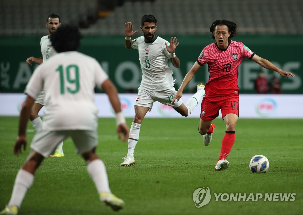 9月2日，在首尔世界杯体育场，2022卡塔尔世界杯亚洲区预选赛12强赛A组首轮比赛，韩国对阵伊拉克。图为韩国队选手李在城（红衣）带球进攻。 韩联社