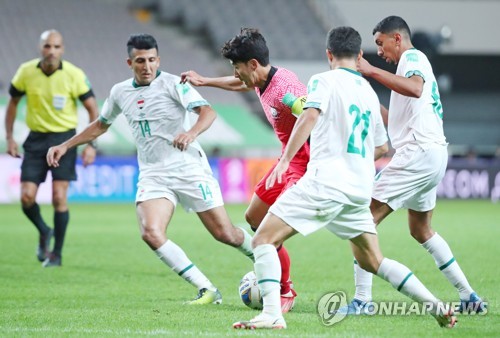 资料图片：9月2日，在首尔世界杯体育场，孙兴慜在韩国对阵伊拉克的比赛中带球前进。 韩联社