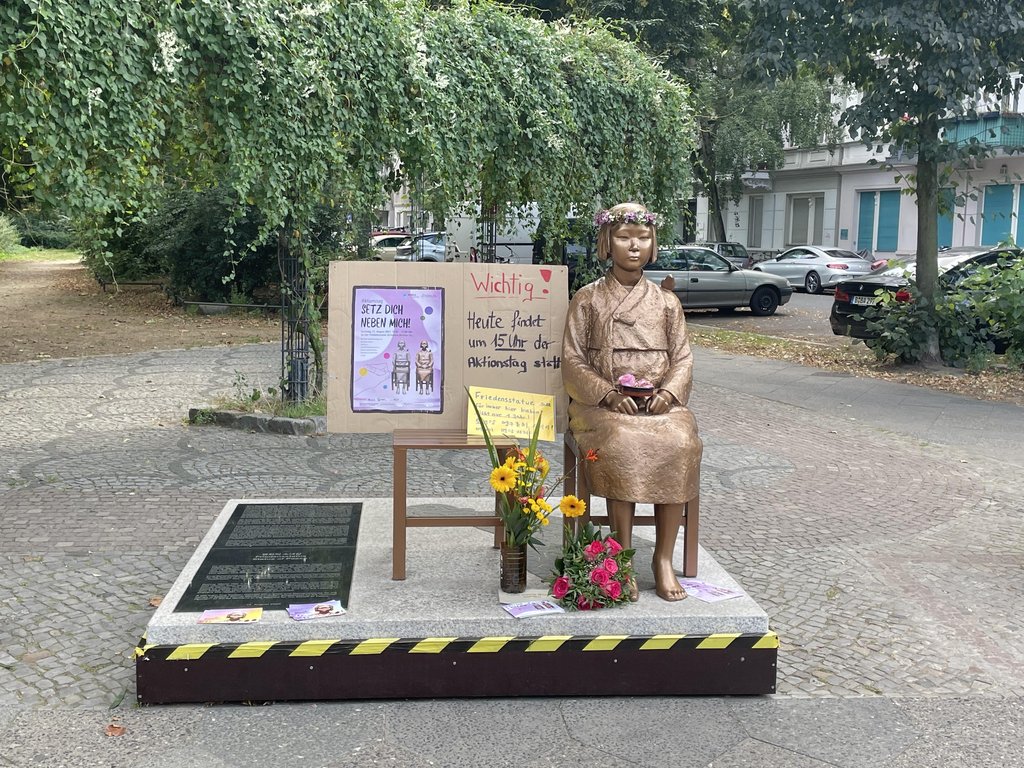 资料图片：设于德国柏林市米特区的和平少女像 韩联社