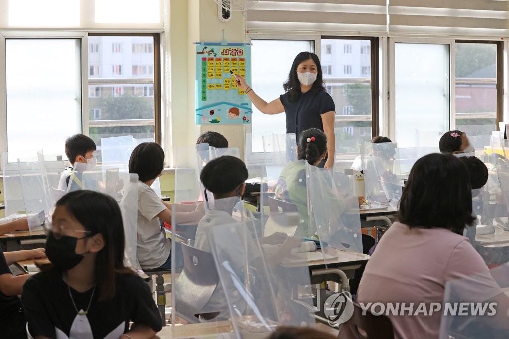 资料图片：9月6日，在首尔城北区樊洞小学的一间教室里，学生们正在听老师讲课。 韩联社 