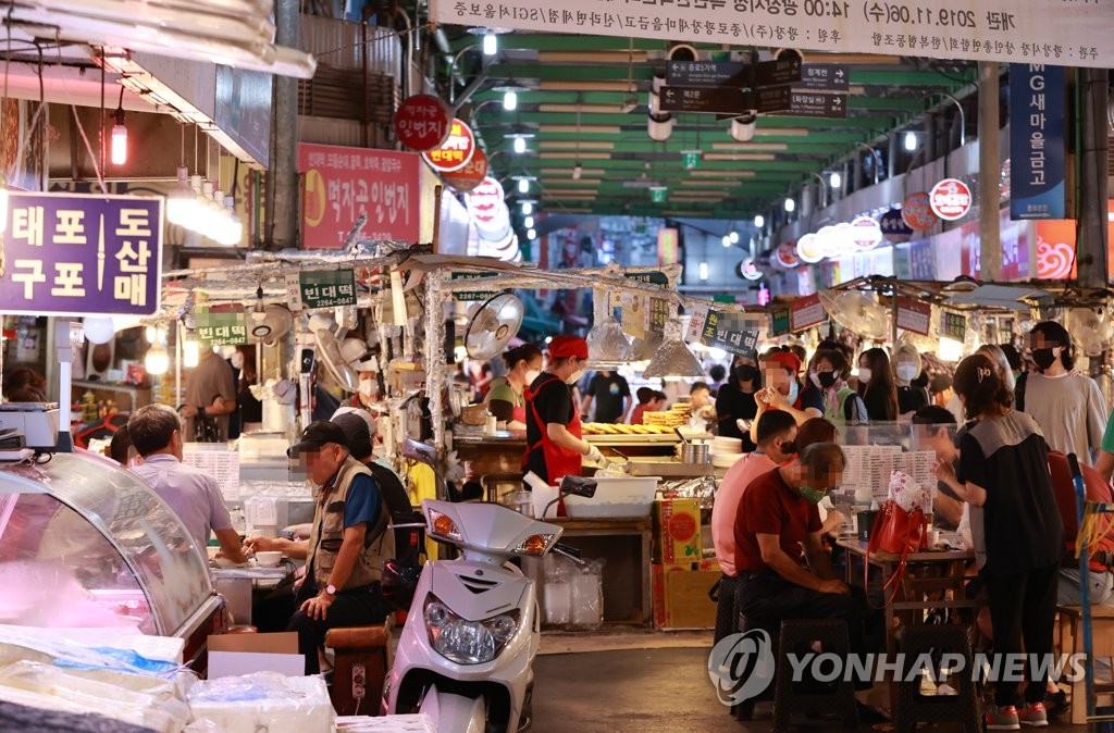 资料图片：9月6日，在首尔广藏市场，市民们在外就餐。 韩联社
