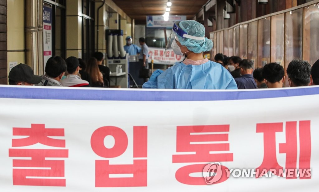 9月7日，在设于首尔松坡区卫生站的筛查诊所，医务人员正在引导市民接受病毒检测。 韩联社