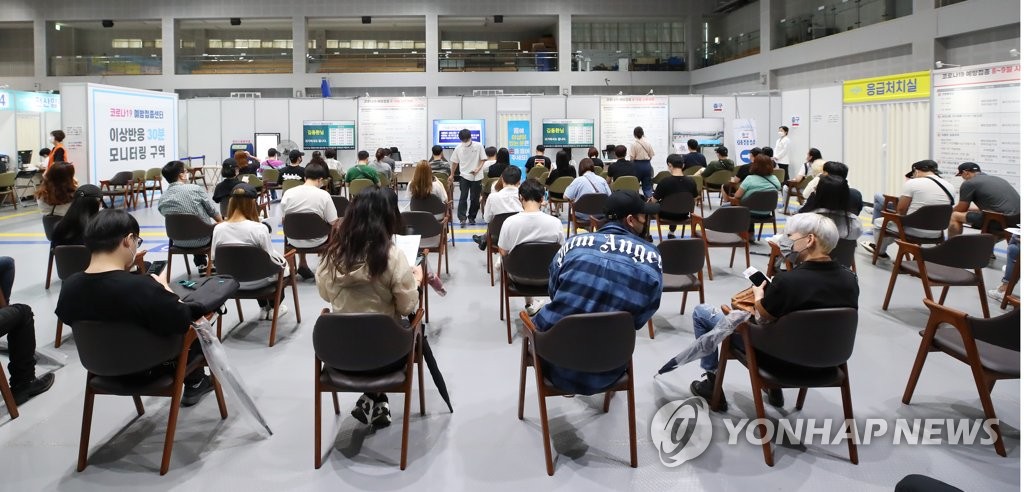 资料图片：9月7日，在设于首尔麻浦区民体育中心的接种点，市民施打新冠疫苗后观察是否出现异常反应。 韩联社