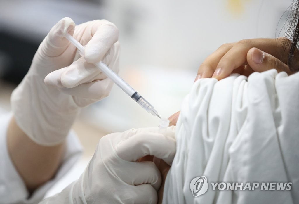 资料图片：2021年9月7日下午，在首尔市麻浦区民体育中心的预防接种中心，医护人员正在施打辉瑞疫苗。 韩联社