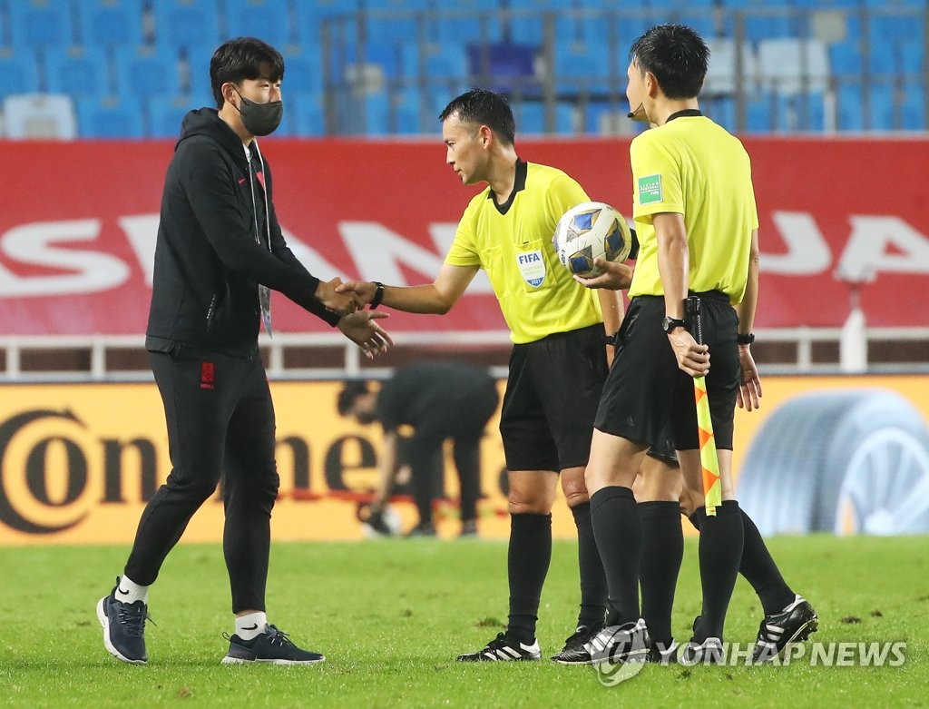 9月7日下午，在韩国水原世界杯体育场，2022卡塔尔世界杯亚洲区预选赛12强赛A组第二轮韩国对阵黎巴嫩。图为孙兴慜（左一）在比赛结束后与裁判组握手致意。 韩联社