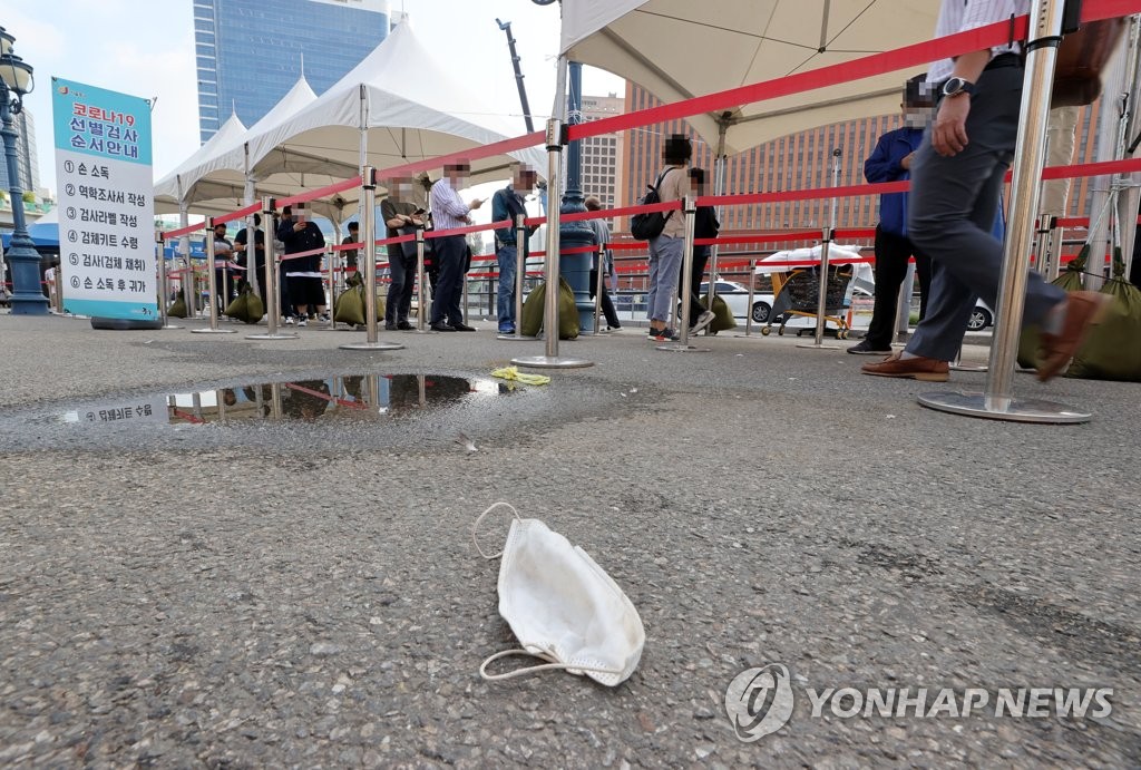 9月9日，在首尔站广场的核酸检测点，市民排队等待采样。 韩联社
