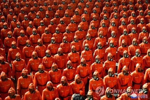 9月9日，在金日成广场，头戴防毒面具、全身全副武装的抗疫方阵亮相朝鲜“国庆”阅兵式。 韩联社/朝中社（图片仅限韩国国内使用，严禁转载复制）