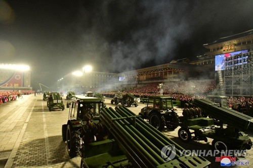 9月9日，在金日成广场，拖拉机拉着多管火箭炮通过广场。 韩联社/朝中社（图片仅限韩国国内使用，严禁转载复制）