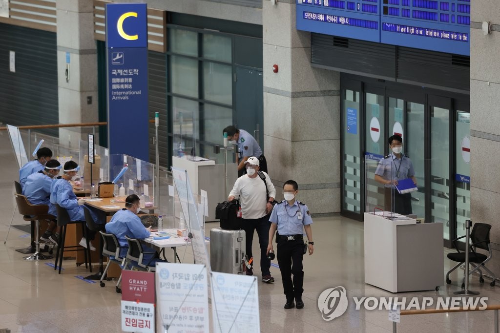 资料图片：9月12日，境外旅客通过仁川国际机场入境。 韩联社