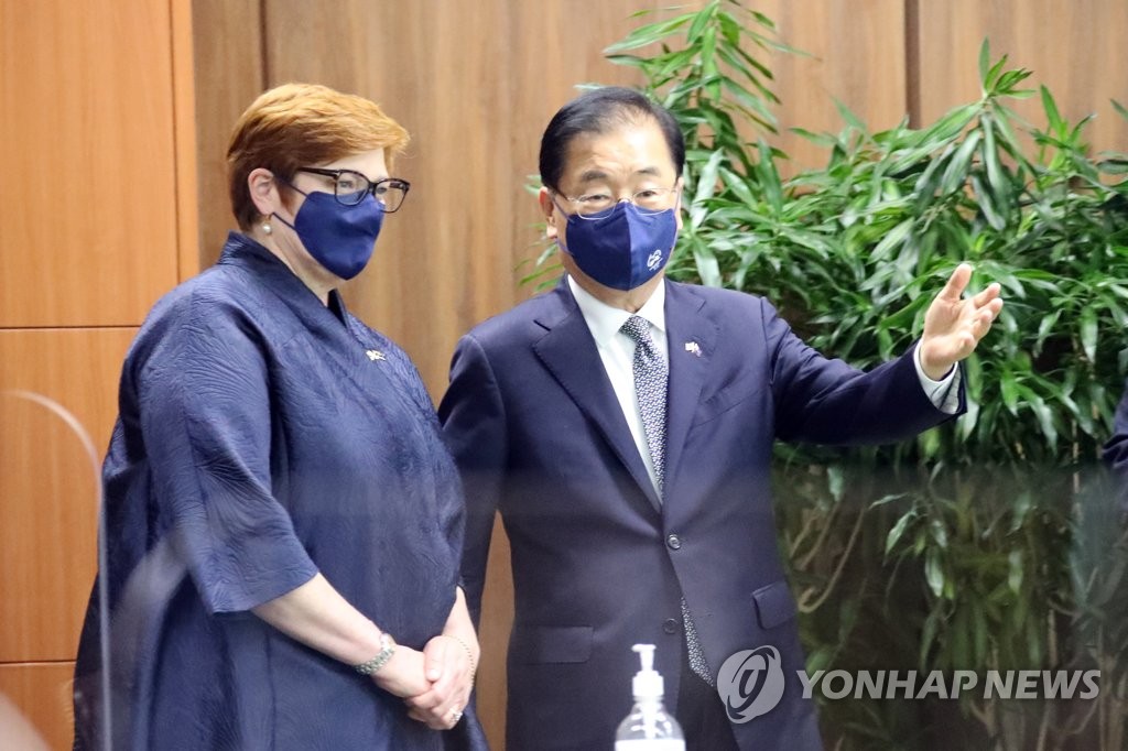9月13日，韩国外交部长官郑义溶(右）和澳大利亚外交部长玛丽斯·佩恩出席韩澳第五次外长防长“ 2+2”会谈。 韩联社