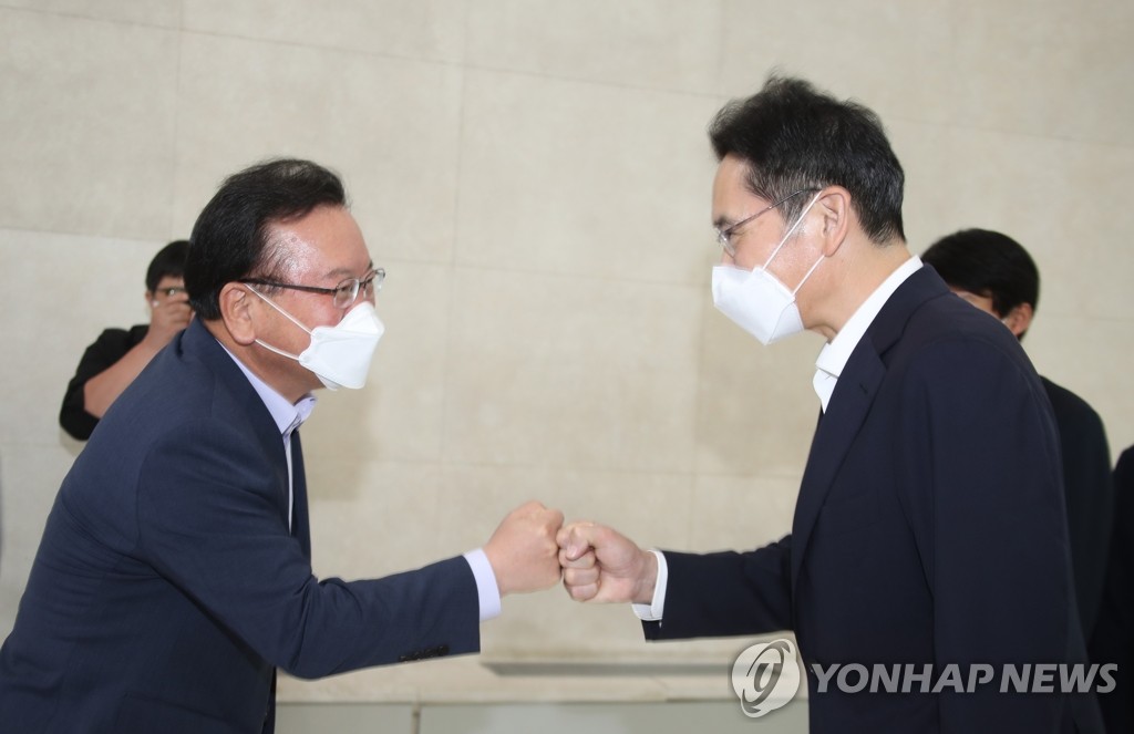 9月14日，在三星青年SW学院（SSAFY），国务总理金富谦（左）与李在镕击拳示意。 韩联社