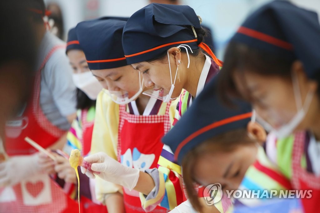 资料图片：多元文化家庭欢度中秋。 韩联社