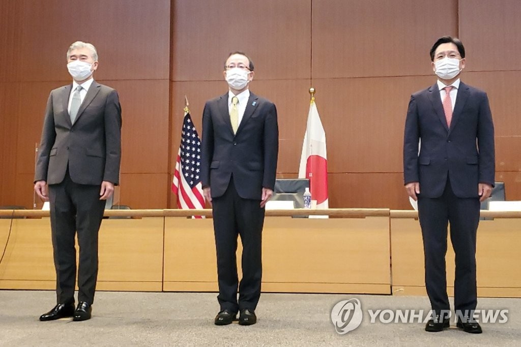 9月14日，在日本外务省国际会议室，美国对朝特别代表星·金（左起）、日本外务省亚洲大洋洲局局长船越健裕、韩国外交部韩半岛和平交涉本部长鲁圭悳在举行韩美日对朝首席代表会议前合影。 韩联社