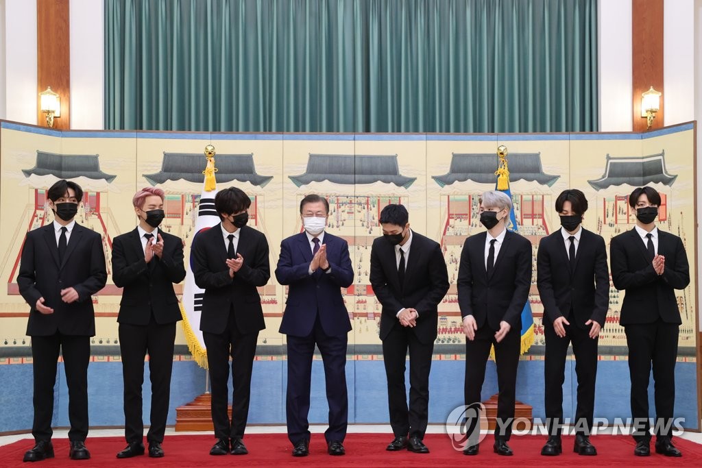 9月14日，在青瓦台，韩国总统文在寅（左四）为防弹少年团（BTS）颁发“未来一代与文化总统”特别使节任命书后合影留念。 韩联社