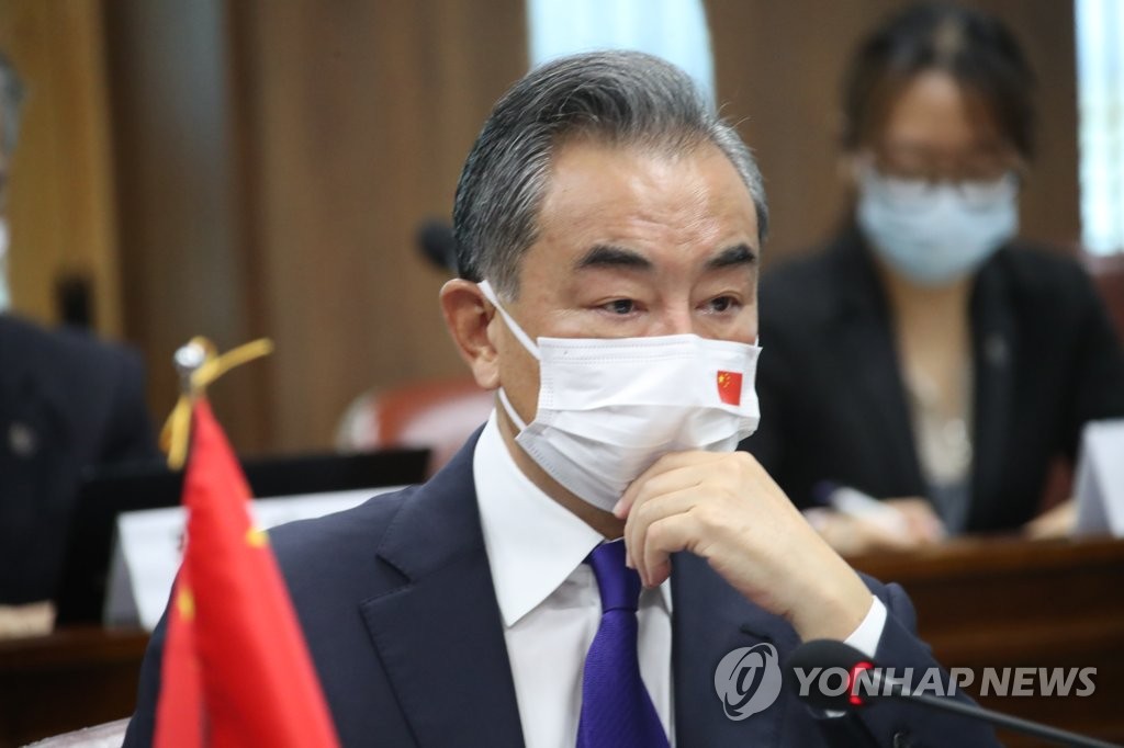 9月15日，在韩国外交部办公楼，中国外交部长王毅在韩中外长会谈上发言。 韩联社