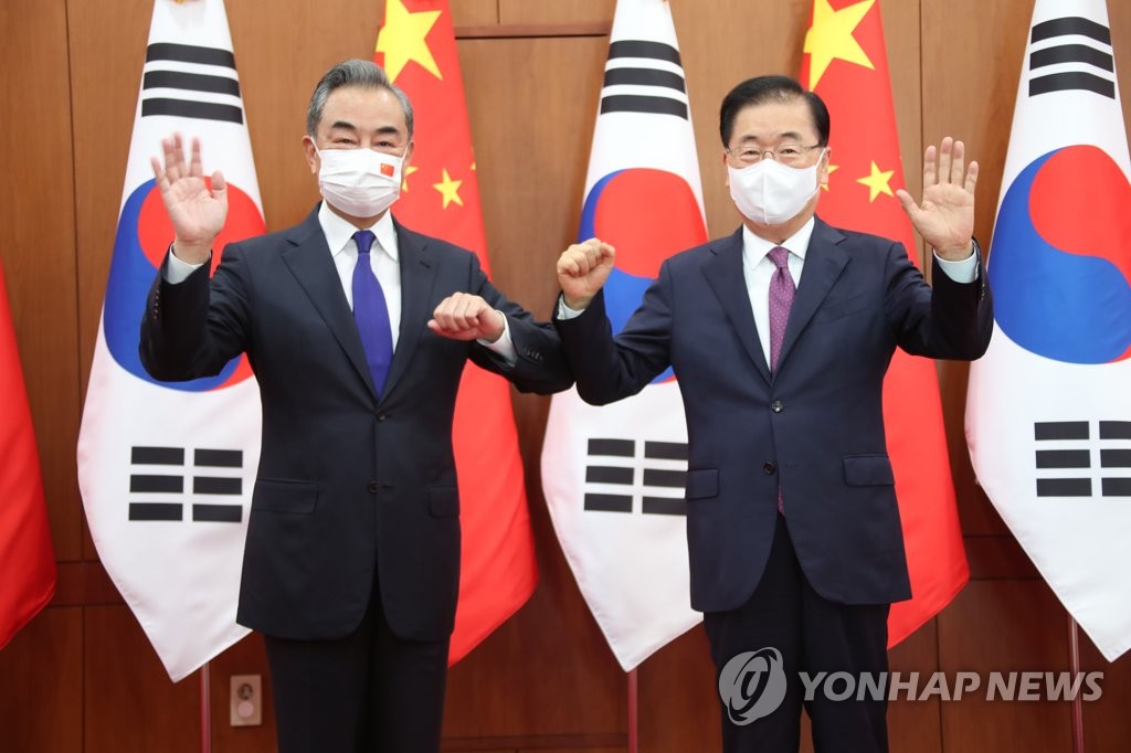 9月15日，在韩国外交部办公楼，韩国外交部长官郑义溶（右）和中国外交部长王毅在举行会谈前合影留念。 韩联社