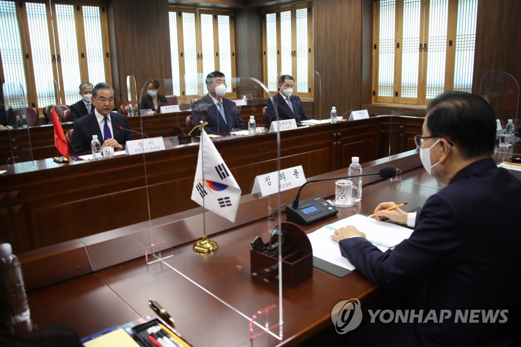 9月15日，在韩国外交部办公楼，韩国外交部长官郑义溶（右）和中国外交部长王毅举行会谈。 韩联社