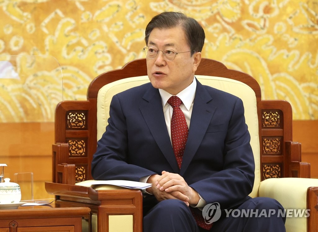 9月15日，在青瓦台，韩国总统文在寅接见中国国务委员兼外交部长王毅。 韩联社