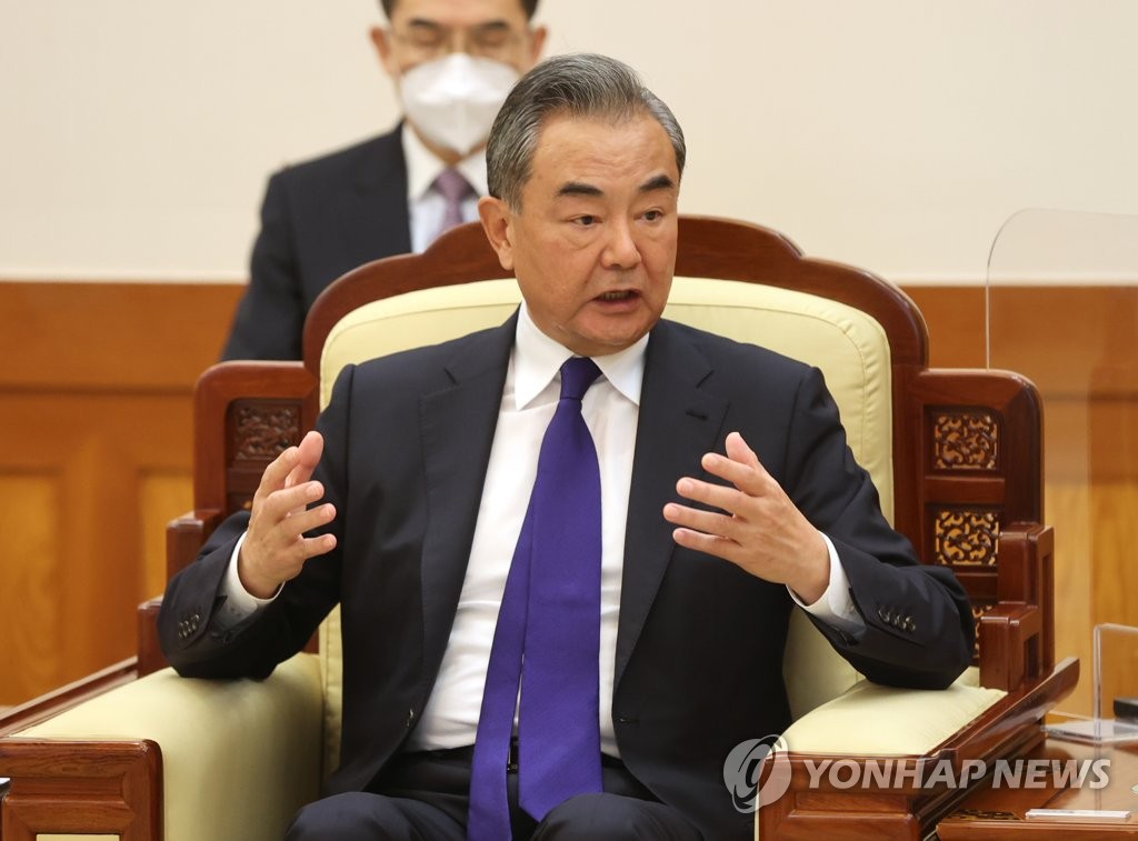 9月15日，在青瓦台，韩国总统文在寅接见中国国务委员兼外交部长王毅。 韩联社