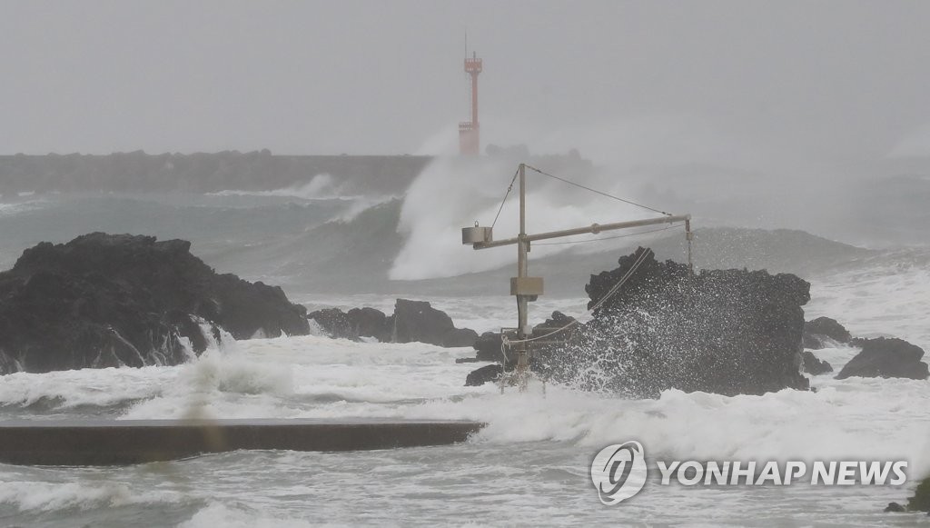 9月17日，受今年第14号台风“灿都”影响，济州道西归浦市近海大浪拍岸。 韩联社