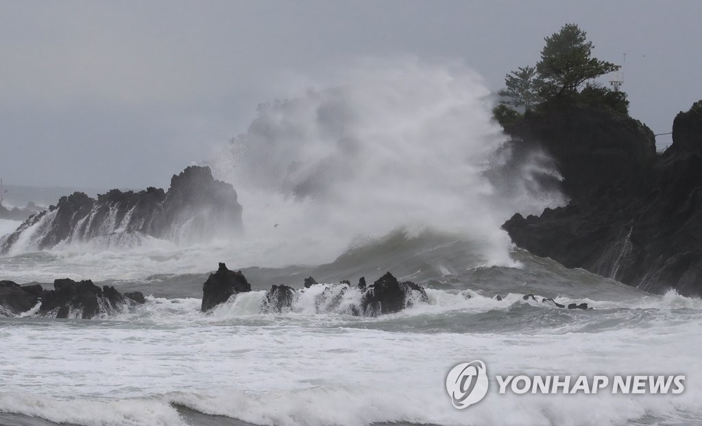 资料图片：2021年9月17日，济州道西归浦市的一处海岸风浪汹涌。今年第14号台风“灿都”当天上午临近济州。 韩联社