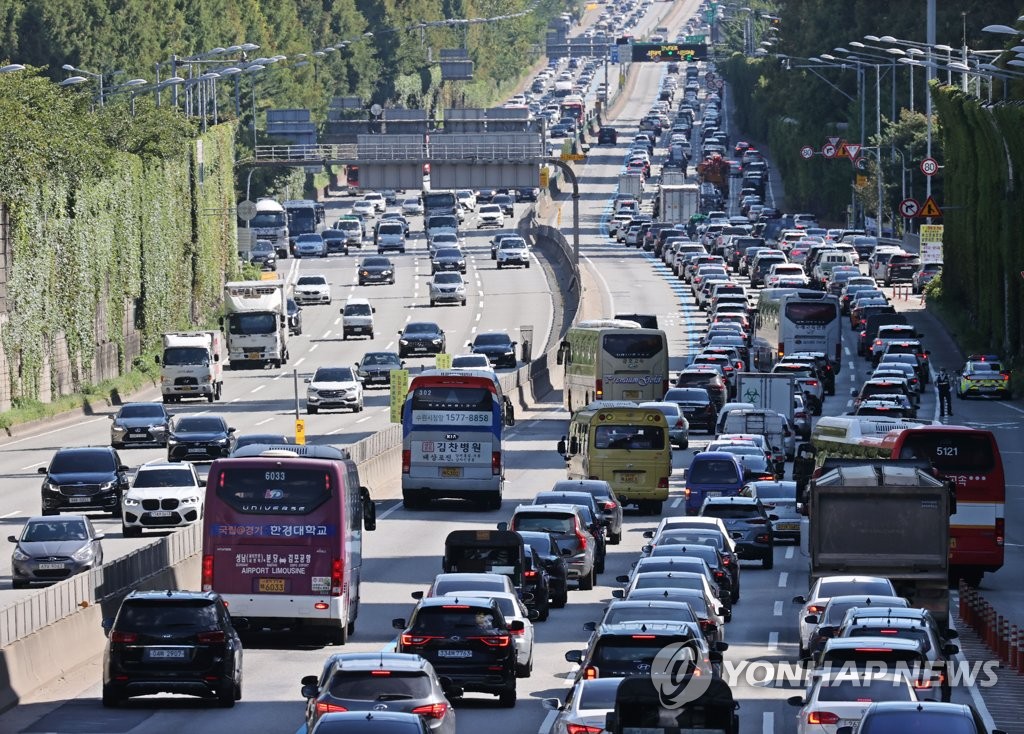 资料图片：9月17日，京釜高速公路釜山方向挤满返乡车辆。韩国中秋节小长假从明天起开始。 韩联社