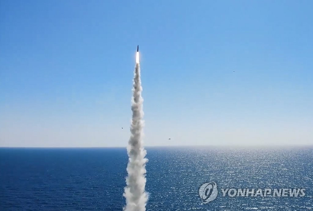 9月17日，韩国海军公开从“岛山安昌浩”号潜艇上成功试射自主研制的潜射弹道导弹（SLBM）的照片。 韩联社/国防部供图（图片严禁转载复制
