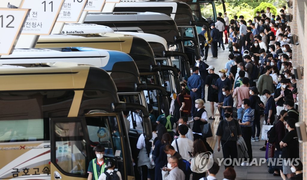 资料图片：2021年9月18日，位于首尔瑞草区的高速汽车客运站挤满返乡的旅客。 韩联社