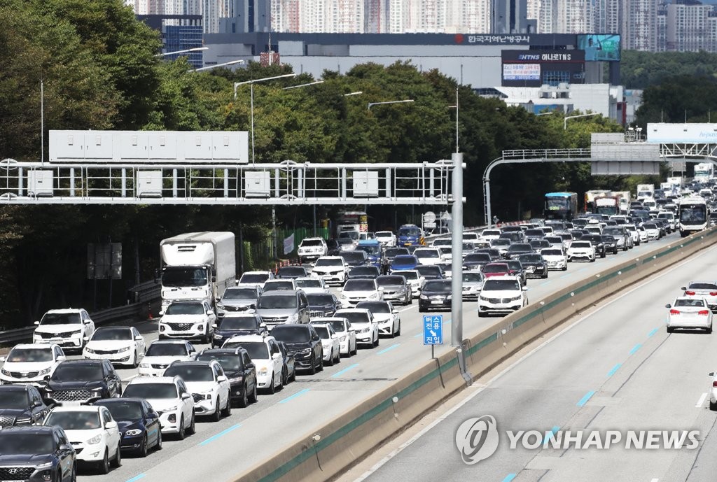 资料图片：2021年9月18日，在位于京畿道乌山市的乌山高速公路出入口附近，开往釜山方向（左侧）的车辆拥堵。 韩联社