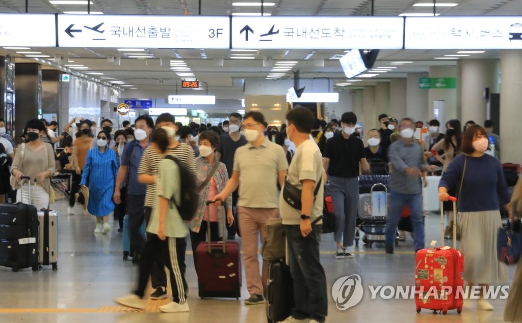9月20日上午,在济州国际机场国内到达大厅,大批入岛旅客前来旅游过节