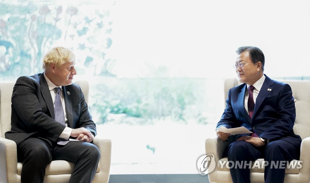 当地时间9月20日，正在美国纽约参加联合国大会的韩国总统文在寅（右）同英国首相鲍里斯·约翰逊举行会谈。 韩联社