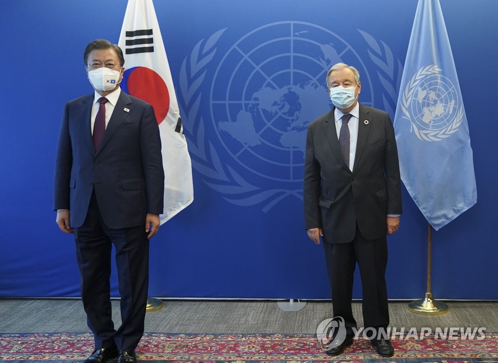当地时间9月20日，正在美国访问的韩国总统文在寅（左）与联合国秘书长安东尼奥·古特雷斯会晤前合影留念。 韩联社
