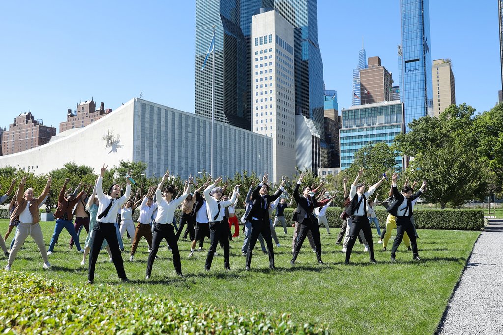 资料图片：当地时间9月20日，韩国男团防弹少年团（BTS）以韩国总统特使和世界青年代表身份受邀出席在纽约联合国总部举行的“可持续发展目标时刻”高级别活动，并公开了提前录制的《Permission to Dance》舞蹈视频。 韩联社/BIGHIT MUSIC供图（图片严禁转载复制）
