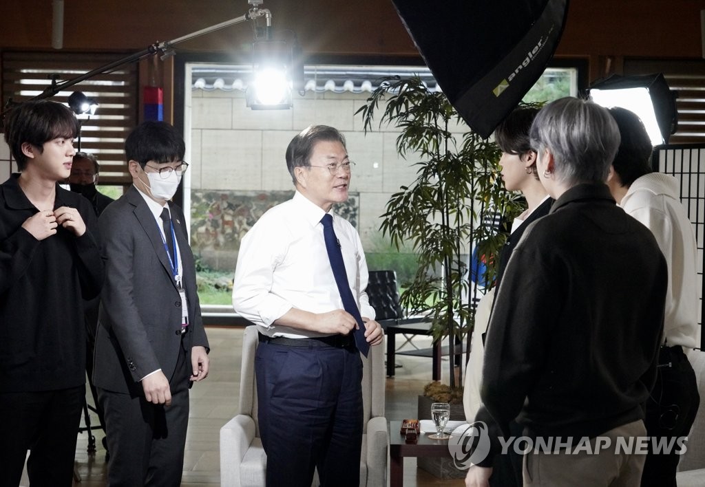 文在寅与防弹成员交谈 文在寅与防弹成员交谈