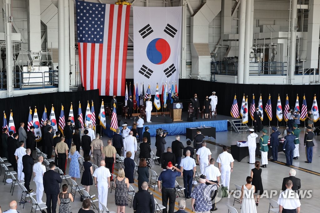 当地时间9月22日，在美国希卡姆空军基地第19机库，文在寅夫妇出席韩美两军烈士遗骸交接仪式。 韩联社