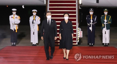 9月23日，文在寅（左）和夫人金正淑女士搭乘专机回到首尔。 韩联社