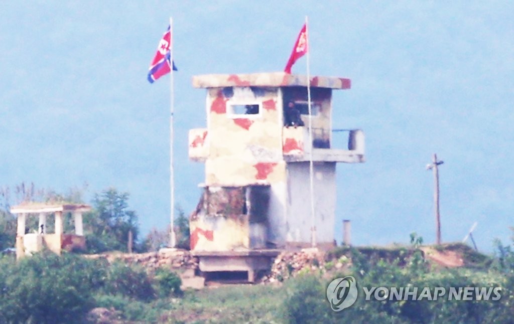 资料图片：9月24日，在京畿道坡州市边境地区眺望到的临津江畔朝军哨所，一名朝鲜士兵正在站岗。 韩联社