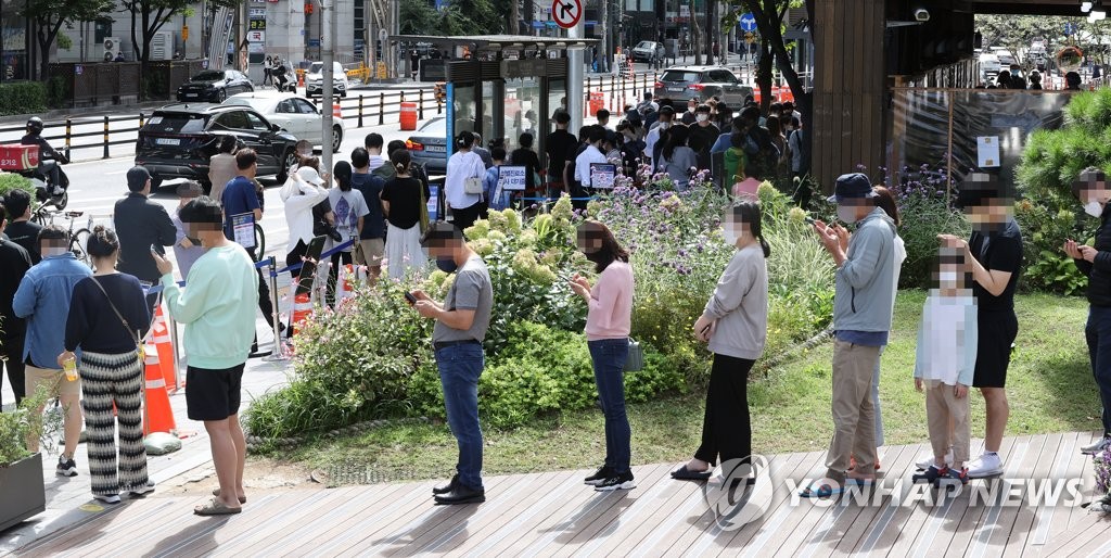 资料图片：9月26日，在设于首尔市松坡区的新冠临时筛查诊所，市民排队待检。 韩联社