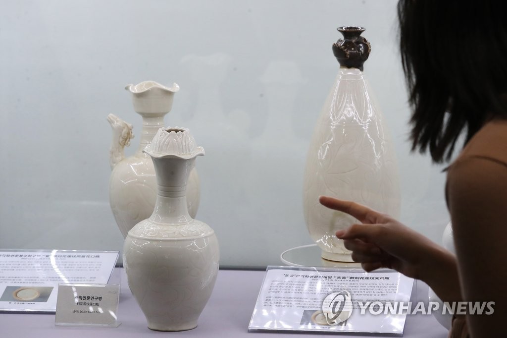 9月27日，“韩中文化遗产再发现”特别展的主办方——韩国多宝星画廊举行记者会。图为访客观看展品。 韩联社