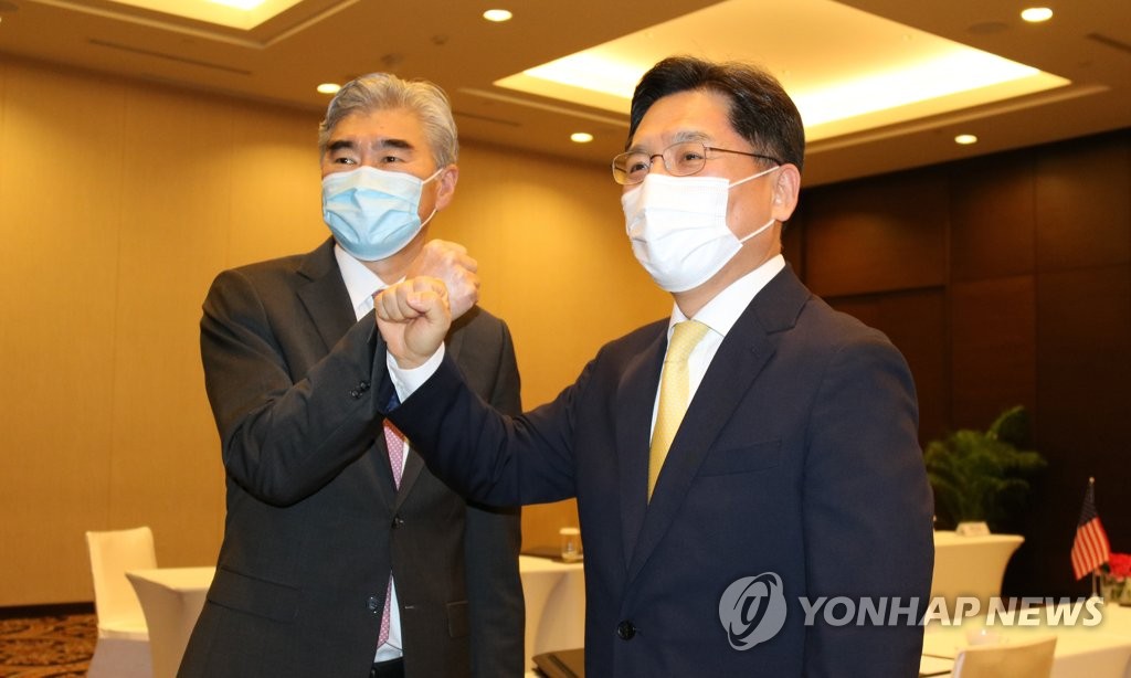 9月30日，在印尼雅加达，韩国外交部韩半岛和平交涉本部长鲁圭悳（右）同美国对朝特别代表星·金在举行会谈前合影留念。 韩联社