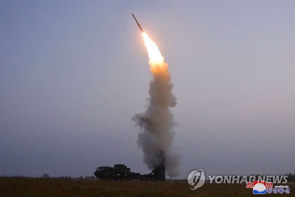 据朝中社10月1日报道，朝鲜国防科学院9月30日成功试射一枚新研发的反航空导弹（防空导弹）。 韩联社/朝中社（图片仅限韩国国内使用，严禁转载复制）