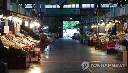 资料图片：一处果蔬市场冷清无人。 韩联社