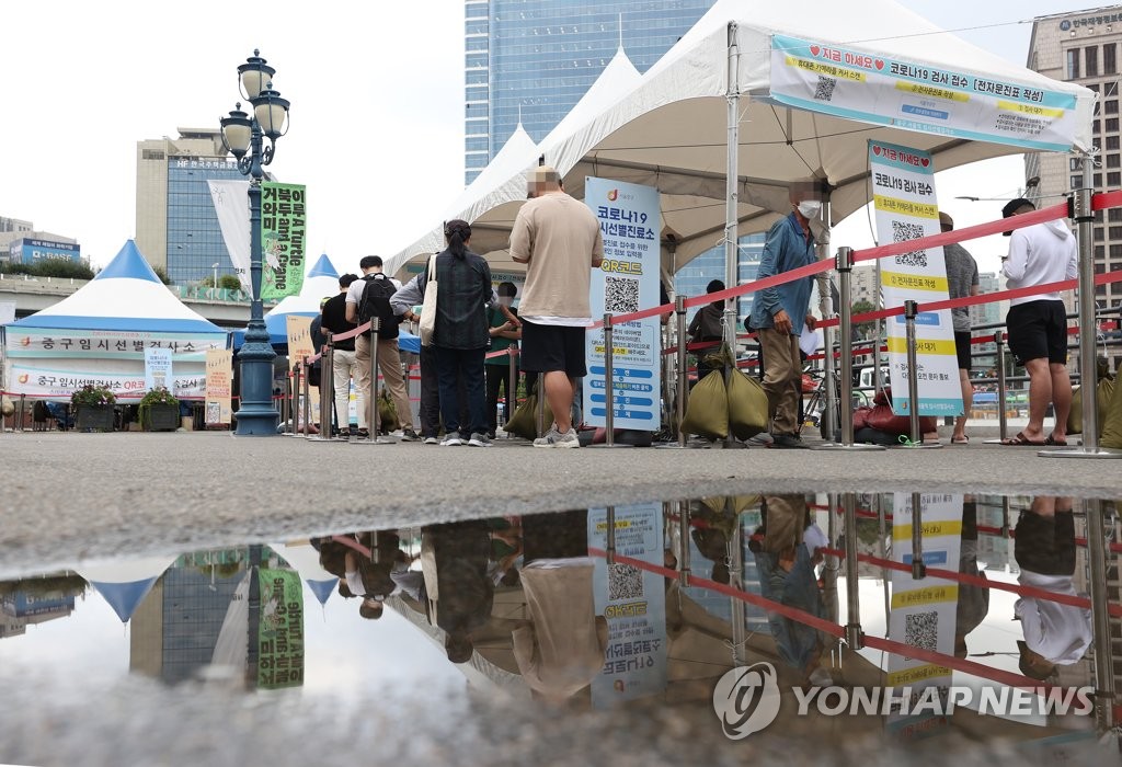 10月5日上午，在首尔站广场的核酸筛查点，市民排队候检。 韩联社