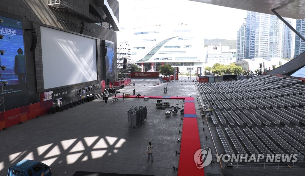 10月5日，在位于釜山市海云台区的电影殿堂，第26届釜山国际电影节的筹备工作正在进行中。 韩联社