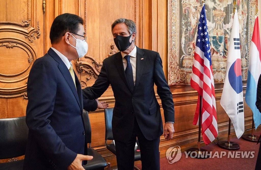 当地时间10月5日，韩国外长郑义溶（左）在巴黎会见美国国务卿布林肯。 韩联社/外交部供图（图片严禁转载复制）