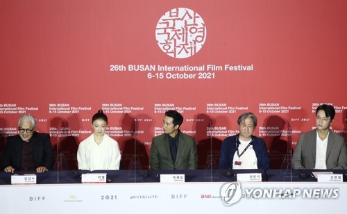 10月6日，在釜山海云台电影殿堂，釜山国际电影节开幕作品《走向幸福的国家》主创人员在记者会上答问。 韩联社