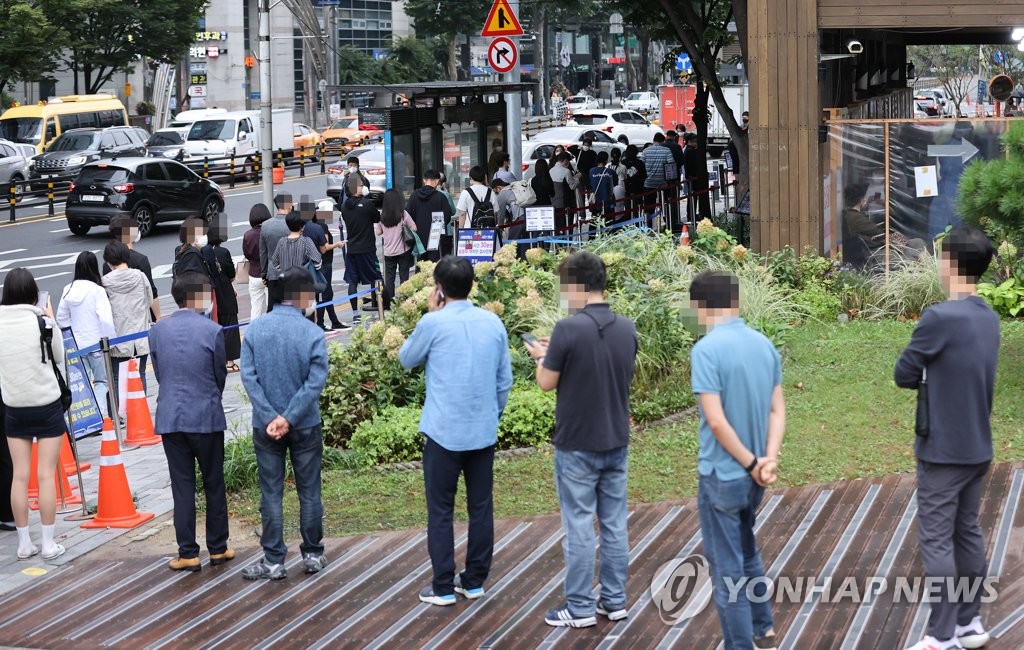 10月7日，在设于首尔市松坡区卫生站的筛查诊所前，民众排长队等待新冠病毒检测。截至当天0时，韩国较前一天0时新增感染新型冠状病毒（COVID-19）确诊病例2427例，累计确诊32.5804万例。 韩联社