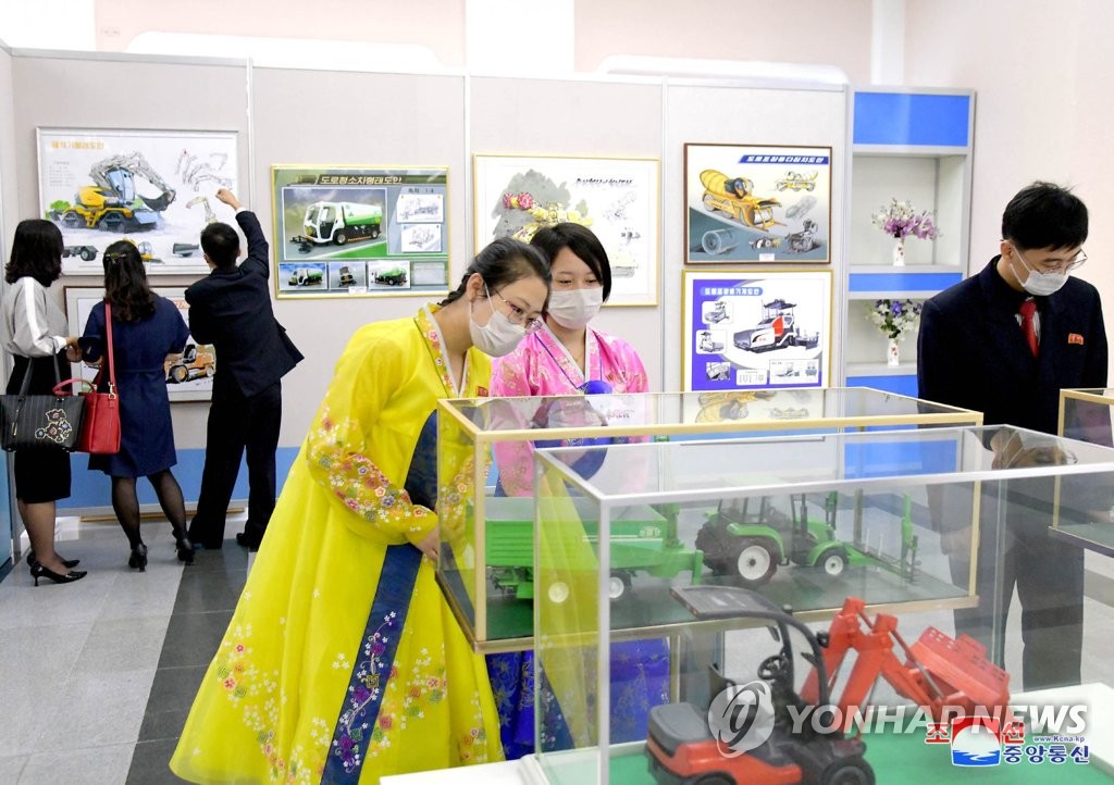 据朝中社10月7日报道，朝鲜举行国家工业美术展纪念建党76周年。 韩联社/朝中社（图片仅限韩国国内使用，严禁转载复制）