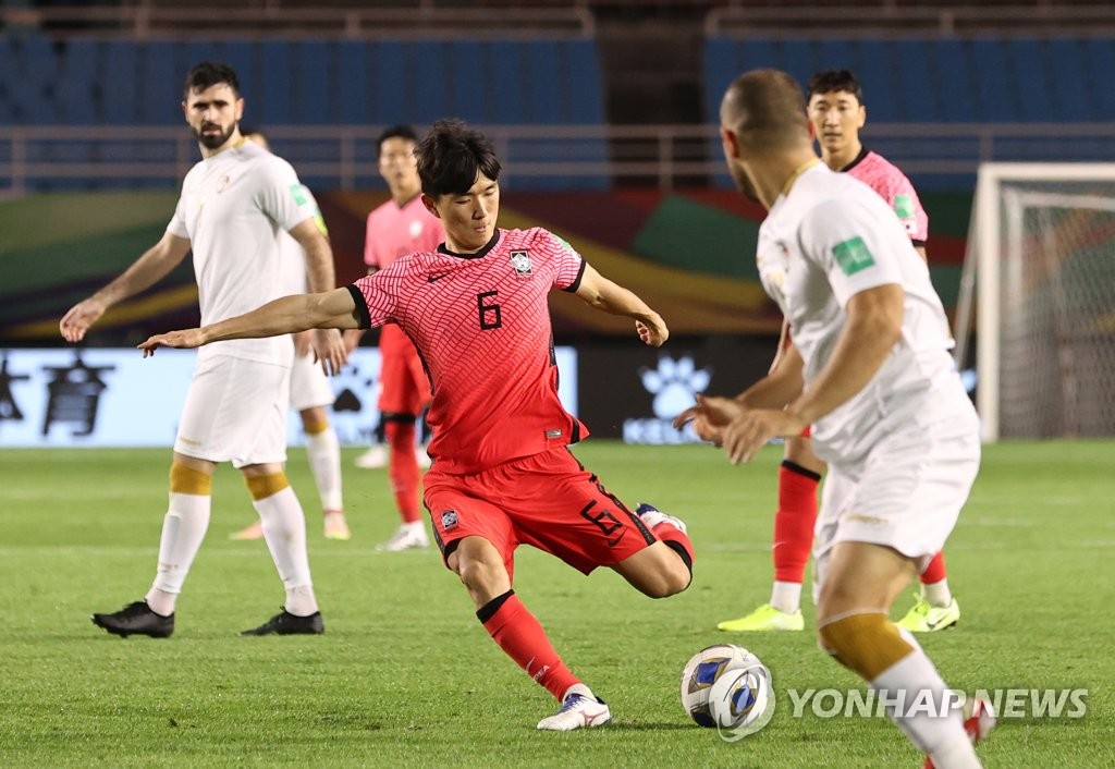 100月7日，在位于京畿道安山市的Wa Stadium，2022卡塔尔世界杯亚洲区预选赛A组第三轮比赛韩国队迎战叙利亚队。图为黄仁范射门，为韩国打入第一粒进球。 韩联社