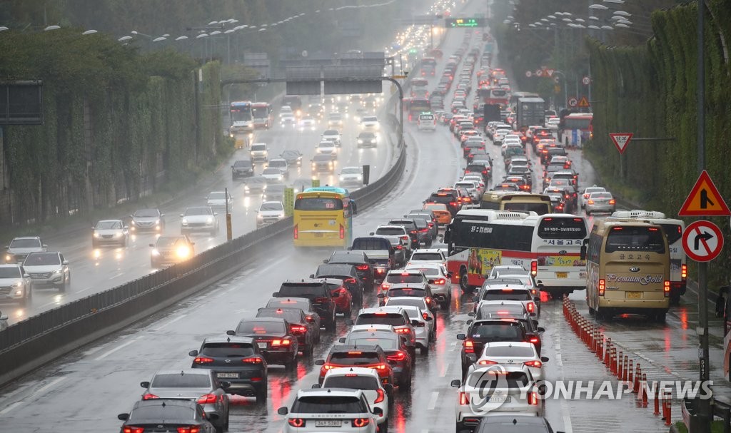 资料图片：10月10日，京釜高速公路上车辆拥堵。9至11日是韩国韩文日小长假。 韩联社